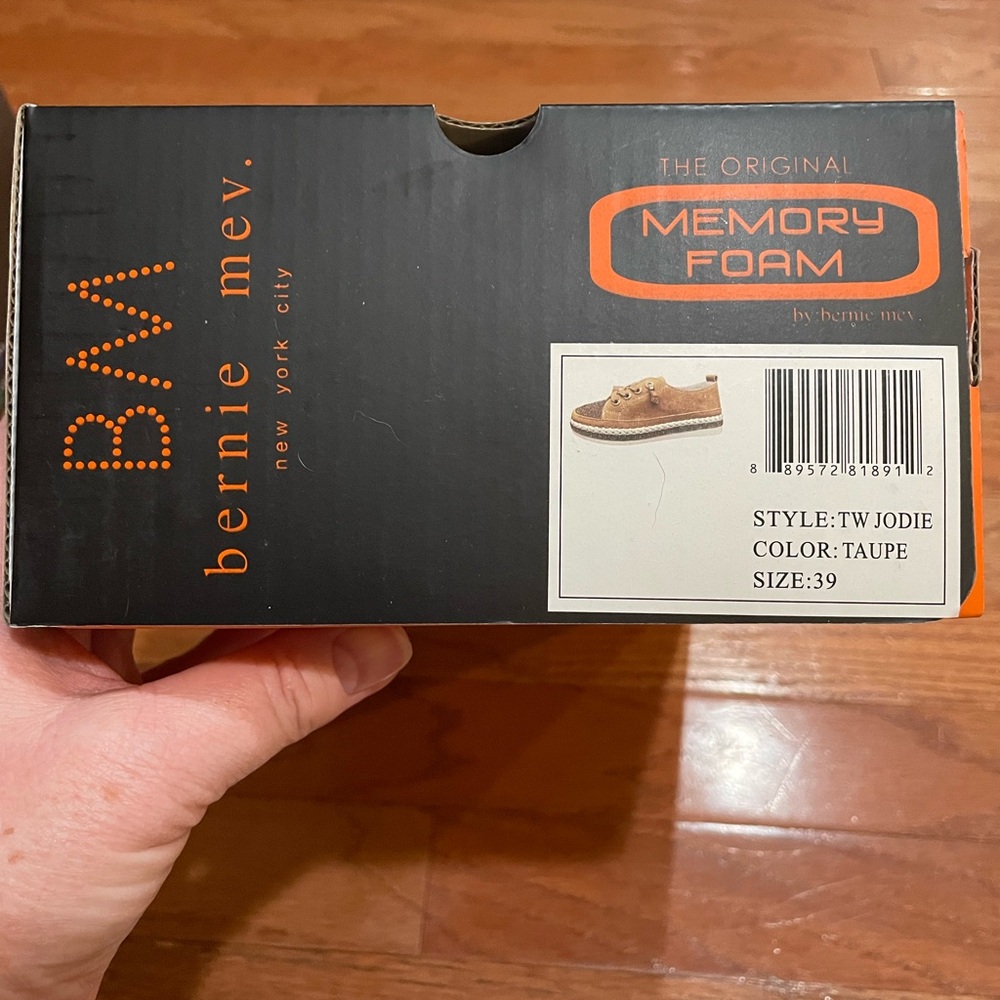 bernie mev. Tan Slip-On Shoes with gold accents size 39 (8.5) new in the box - Picture 5 of 7